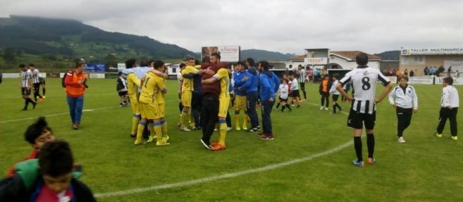 Los jugadores de la Arandina celebran la permanencia en el campo de Lealtad