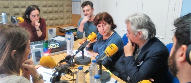 Diego Merayo, director y presentador de 'A Vivir que son dos días Castilla y León' con sus invitados en los estudios de Radio Medina Cadena SER